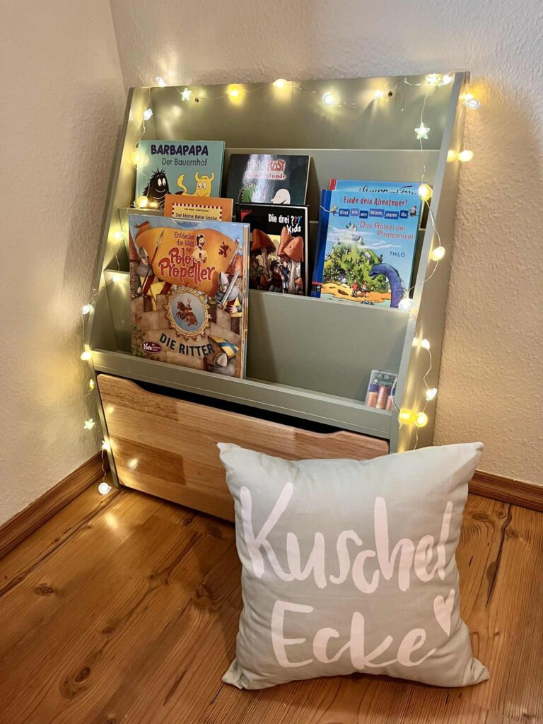 Hier ist die Spieleecke im Kinderzimmer in unserem Ferienhaus Feldlerche auf Usedom am Stettiner Haff an der Ostsee abgebildet. Es gibt Kinderbücher und Kinderspielzeug.