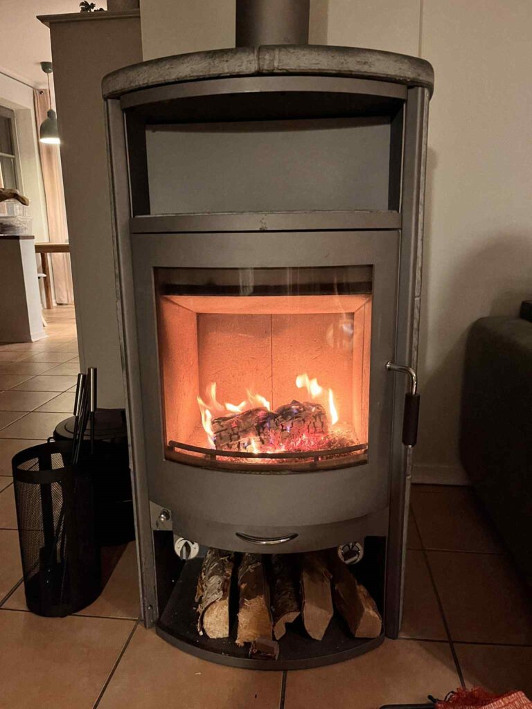 Hier ist der lodernde Kamin in unserem Ferienhaus Feldlerche auf Usedom am Stettiner Haff an der Ostsee abgebildet.
