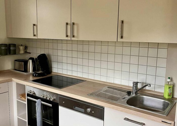 1b021418-5b4a-4862-a741-17bb517470d6 Hier ist eine Küchenzeile in der Küche im Ferienhauses Feldlerche auf Usedom an der Ostsee zu sehen