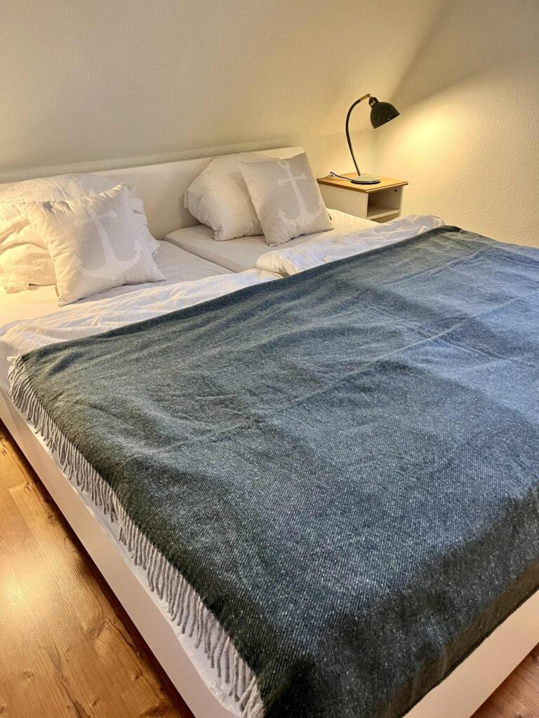 Hier ist unser Schlafzimmer im Ferienhaus Feldlerche auf Usedom am Stettiner Haff an der Ostsee abgebildet. Es gibt 3 Schlafzimmer für insgesamt 6 Personen.