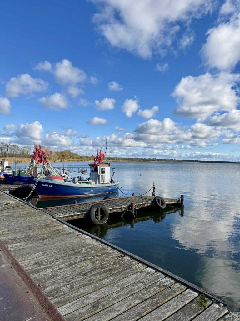 Hier ist der Hafen in Kamminke am Stettiner Haff auf Usedom an der Ostsee zu sehen.