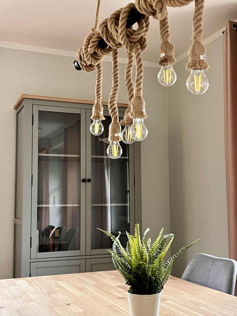 Hier ist die Vitrine und ein teil des Essbereichs im Ferienhauses Feldlerche auf Usedom an der Ostsee zu sehen.