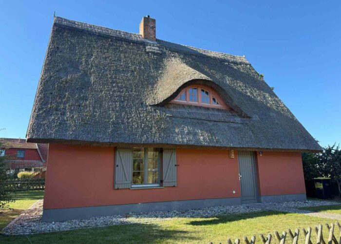 51058df1-5243-4f92-8dfb-d5b15c96b5f6 Hier ist die Vorderansicht des Ferienhaus Feldlerche zu sehen