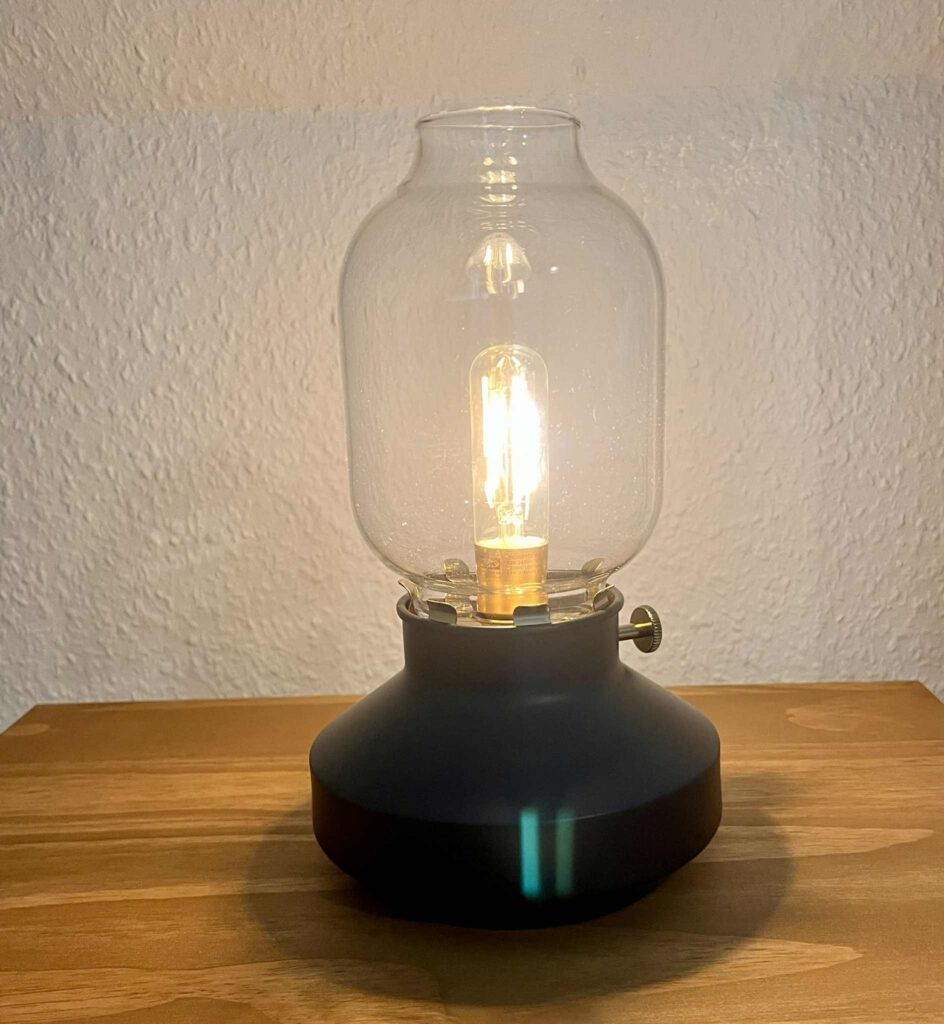 Hier ist eine Nachttischlampe im Schlafzimmer im Ferienhauses Feldlerche auf Usedom an der Ostsee zu sehen.