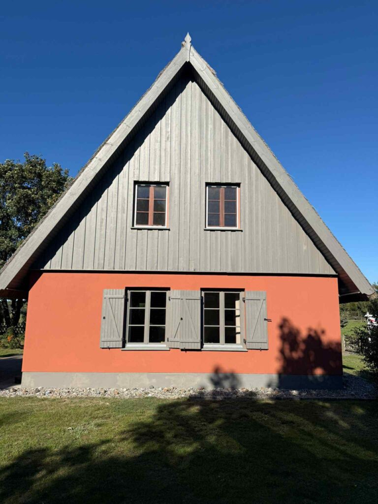 Hier ist die Seitenansicht des Ferienhauses Feldlerche auf usedom an der Ostsee zu sehen.