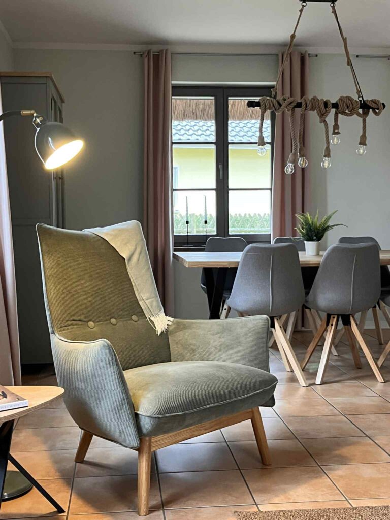 Hier ist der gemütliche Sessel vor dem Kamin im Ferienhauses Feldlerche auf Usedom an der Ostsee zu sehen.