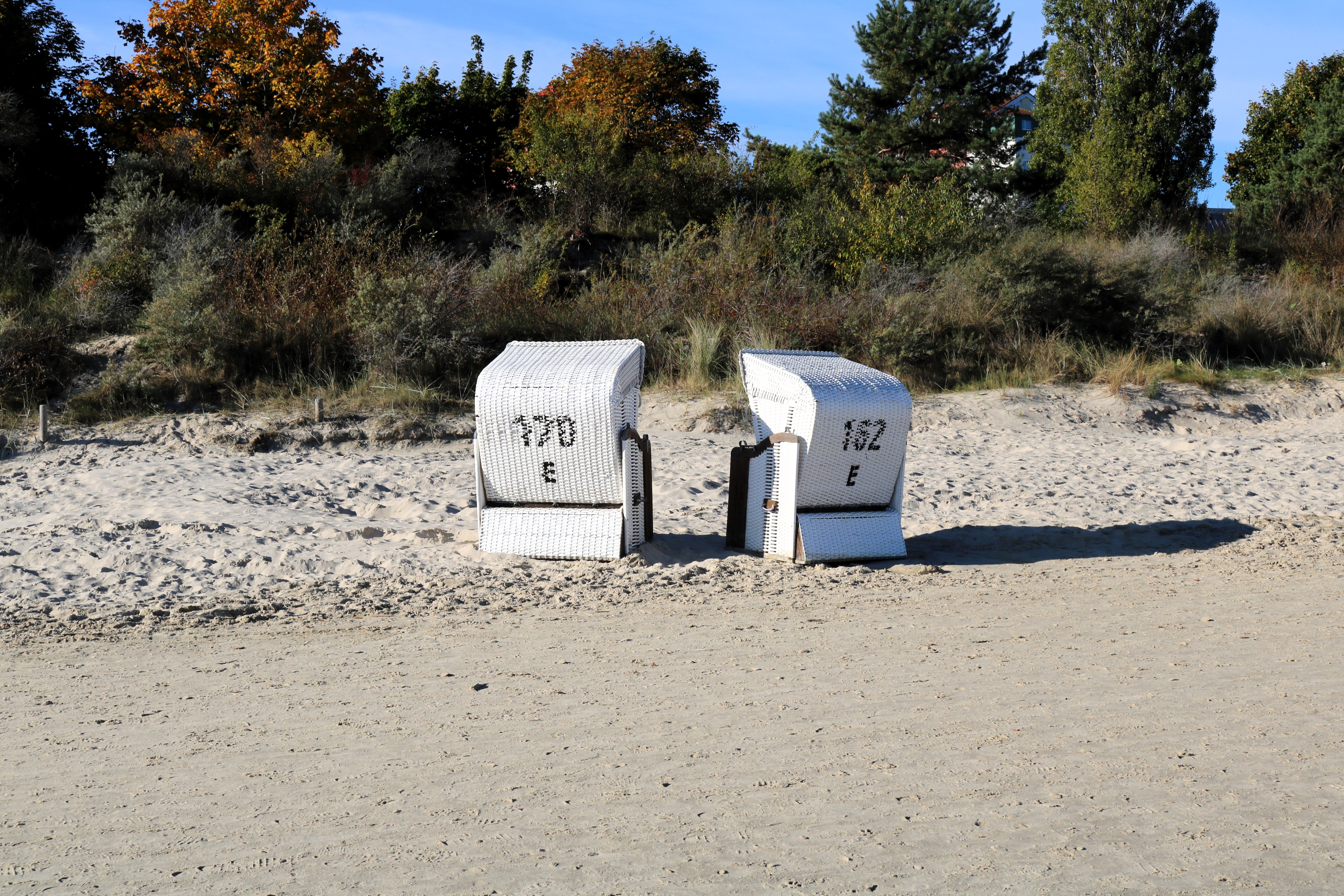 Hier sind 2 Strandkörbe in Heringsdorf am Strand auf Usedom an der Ostsee zu sehen.