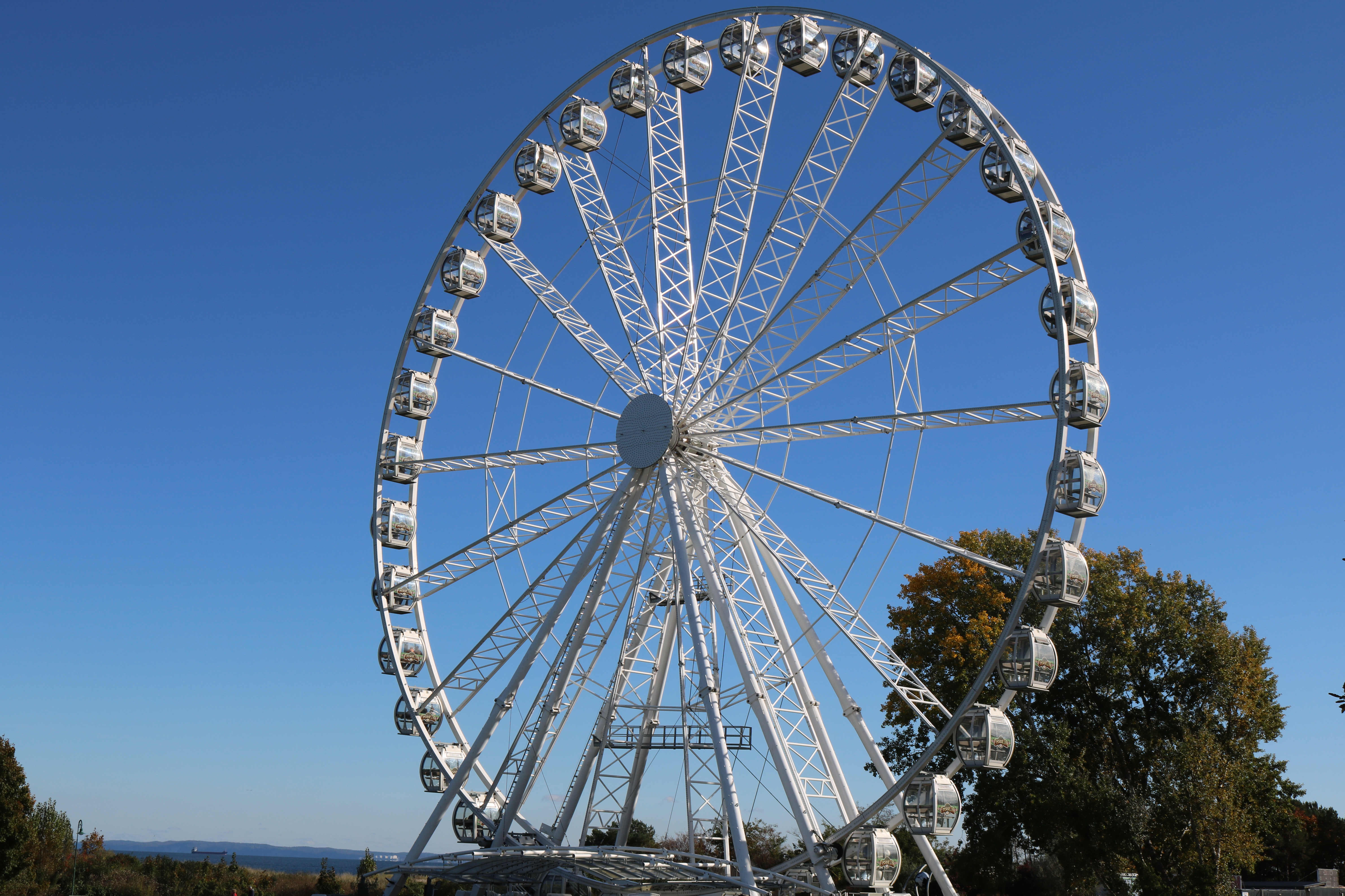 Hier ist das Riesenrad in Heringsdorf am Strand auf Usedom an der Ostsee zu sehen.
