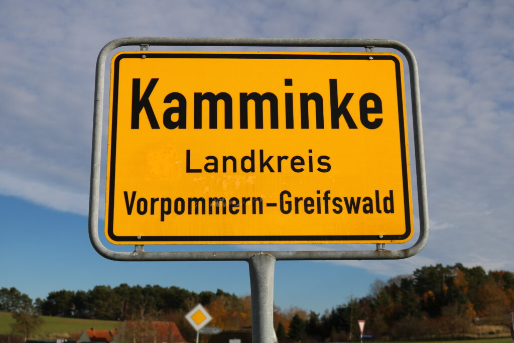 Hier seht Ihr das Ortsschild von Kamminke auf Usedom an der Ostsee