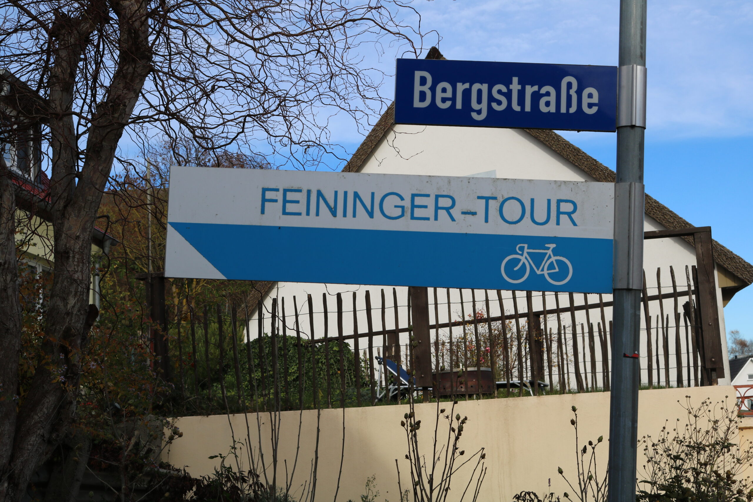 Hier ist das Schild für den Feininger Radweg in Kamminke auf Usedom an der Ostsee zu sehen.