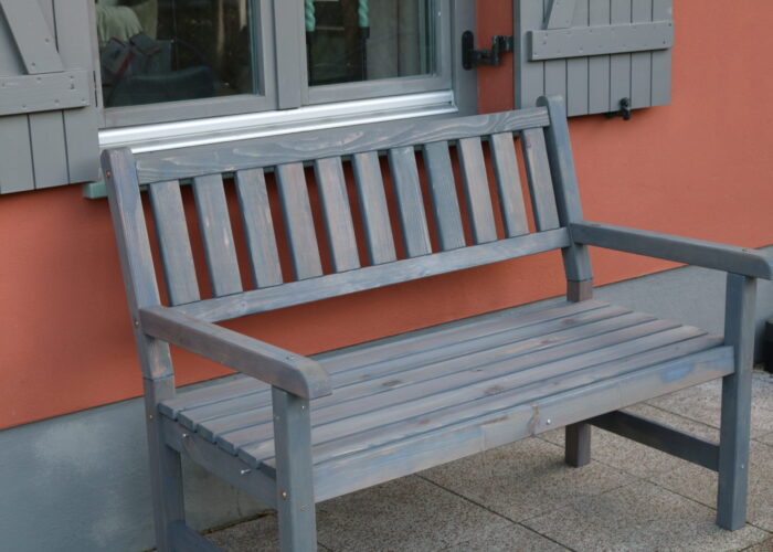 IMG_0809 Hier ist eine Friesenbank im großen Garten des Ferienhauses Feldlerche auf Usedom an der Ostsee zu sehen