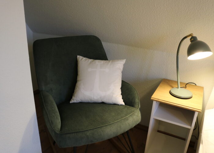 IMG_0898 Hier ist ein Sesselschaukelstuhl eines Schlafzimmers im Ferienhauses Feldlerche auf Usedom an der Ostsee zu sehen