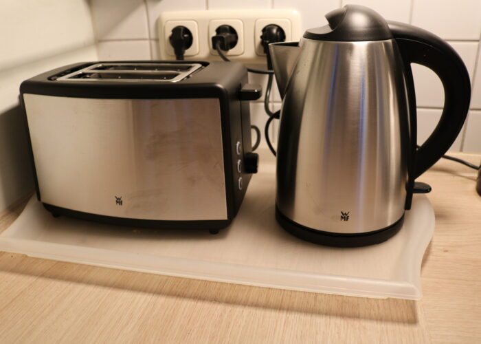 IMG_0937 Hier ist eine Küchengeräte wie Wasserkocher und Toaster in der Küche im Ferienhauses Feldlerche auf Usedom an der Ostsee zu sehen