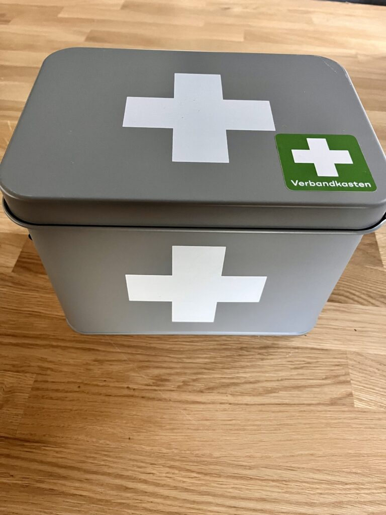 Hier ist der Verbandkasten im Ferienhauses Feldlerche auf Usedom an der Ostsee zu sehen.