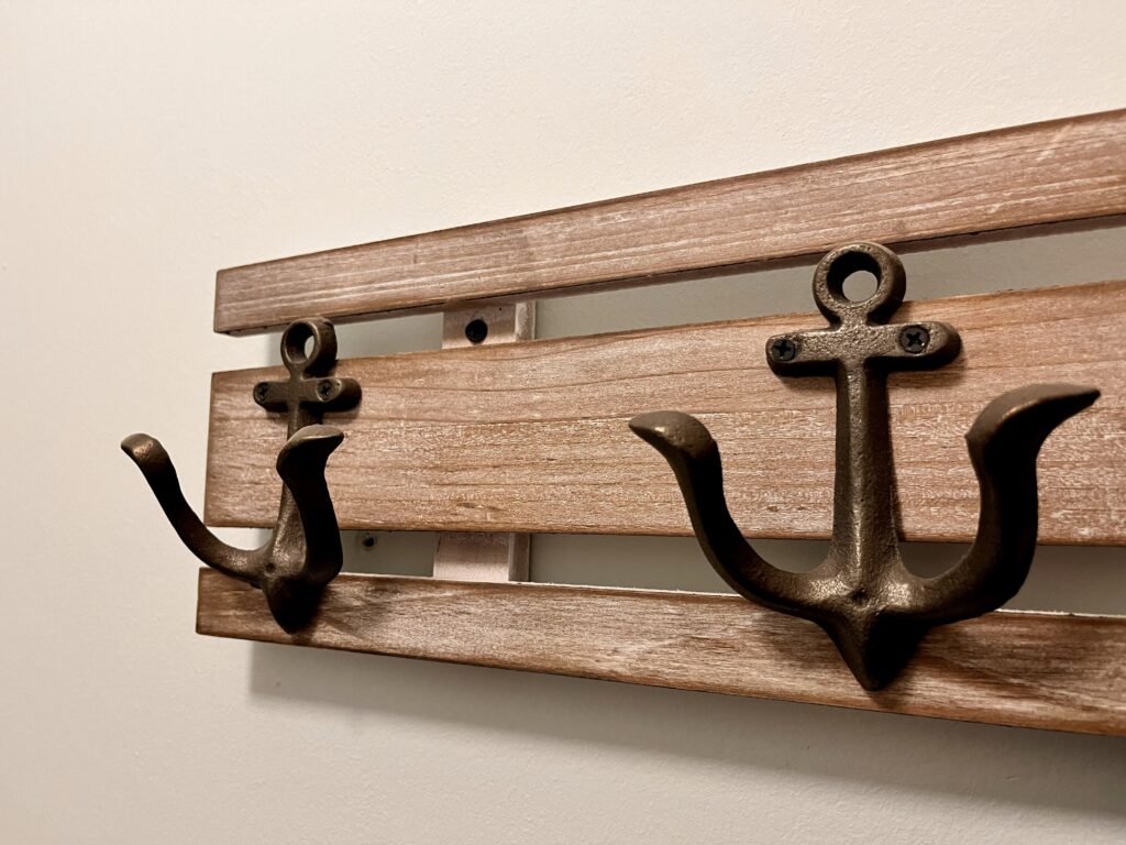 Hier ist die Garderobe mit Ankerhaken Flurbereich im Ferienhauses Feldlerche auf Usedom an der Ostsee zu sehen.