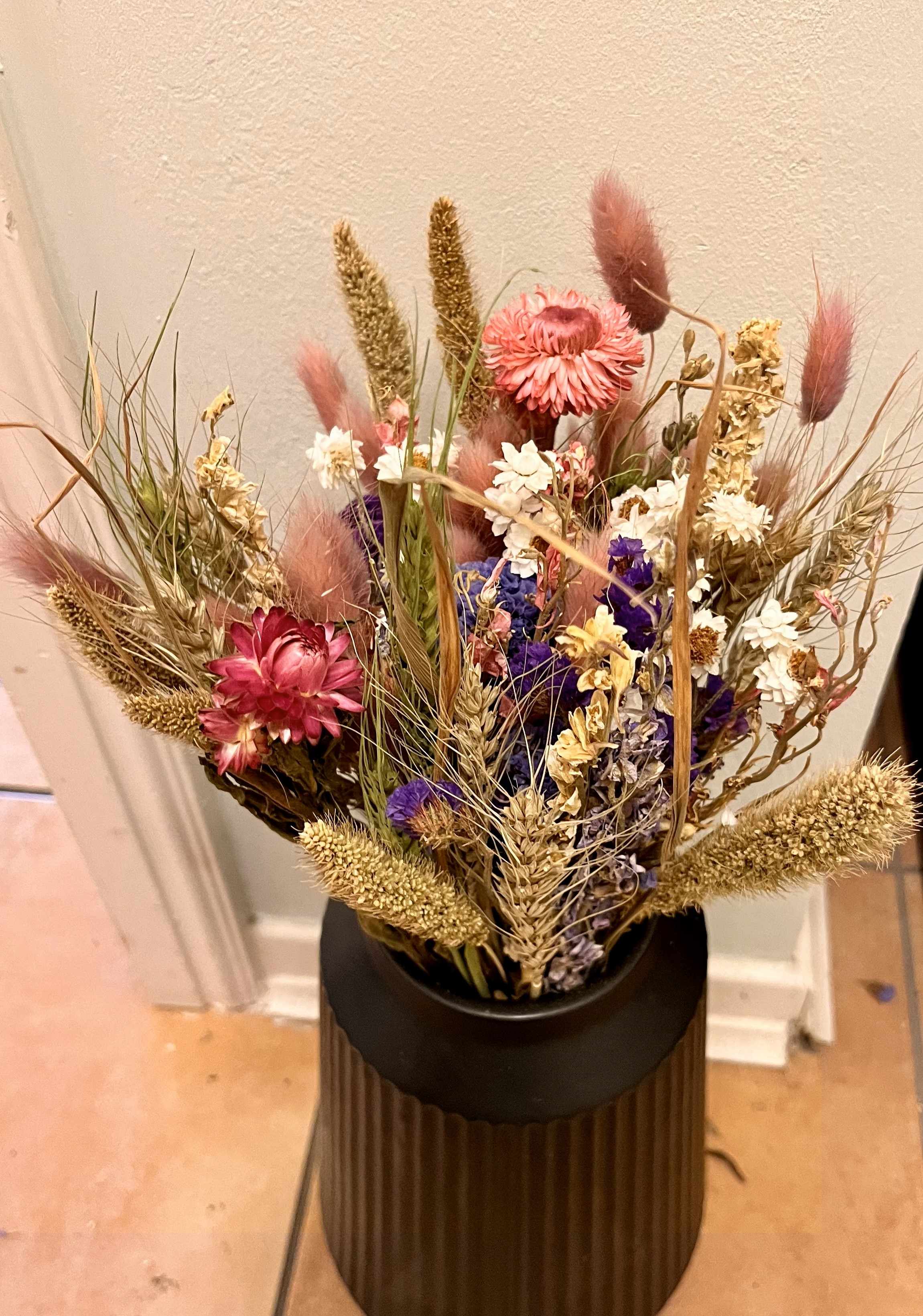Hier ist der Eingang unseres Ferienhauses Feldlerche auf Usedom am Stettiner Haff an der Ostsee abgebildet. Eine freundliche Begrüßung mit einem Blumenstrauß.