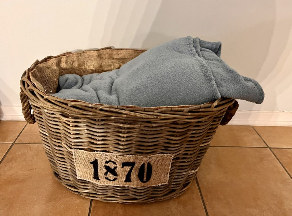 Hier ist ein Korb mit Decken im Ferienhauses Feldlerche auf Usedom an der Ostsee zu sehen.