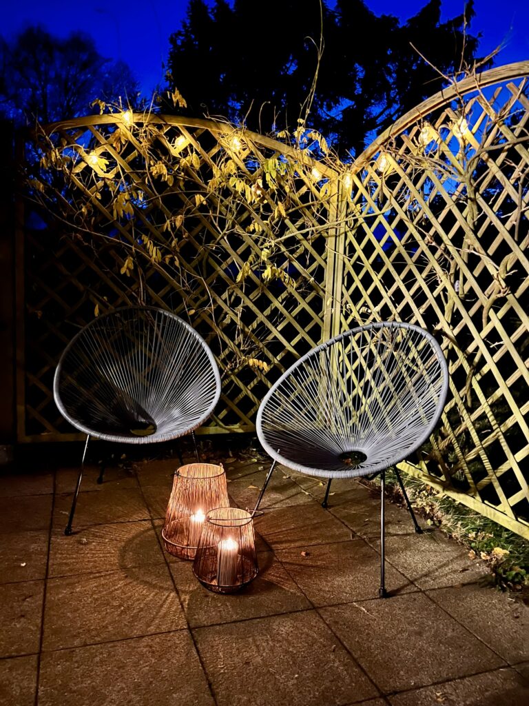 Hier ist eine abendliche Atmosphäre im Herbst auf der Terrasse in unserem Ferienhaus Feldlerche auf Usedom am Stettiner Haff an der Ostsee abgebildet.