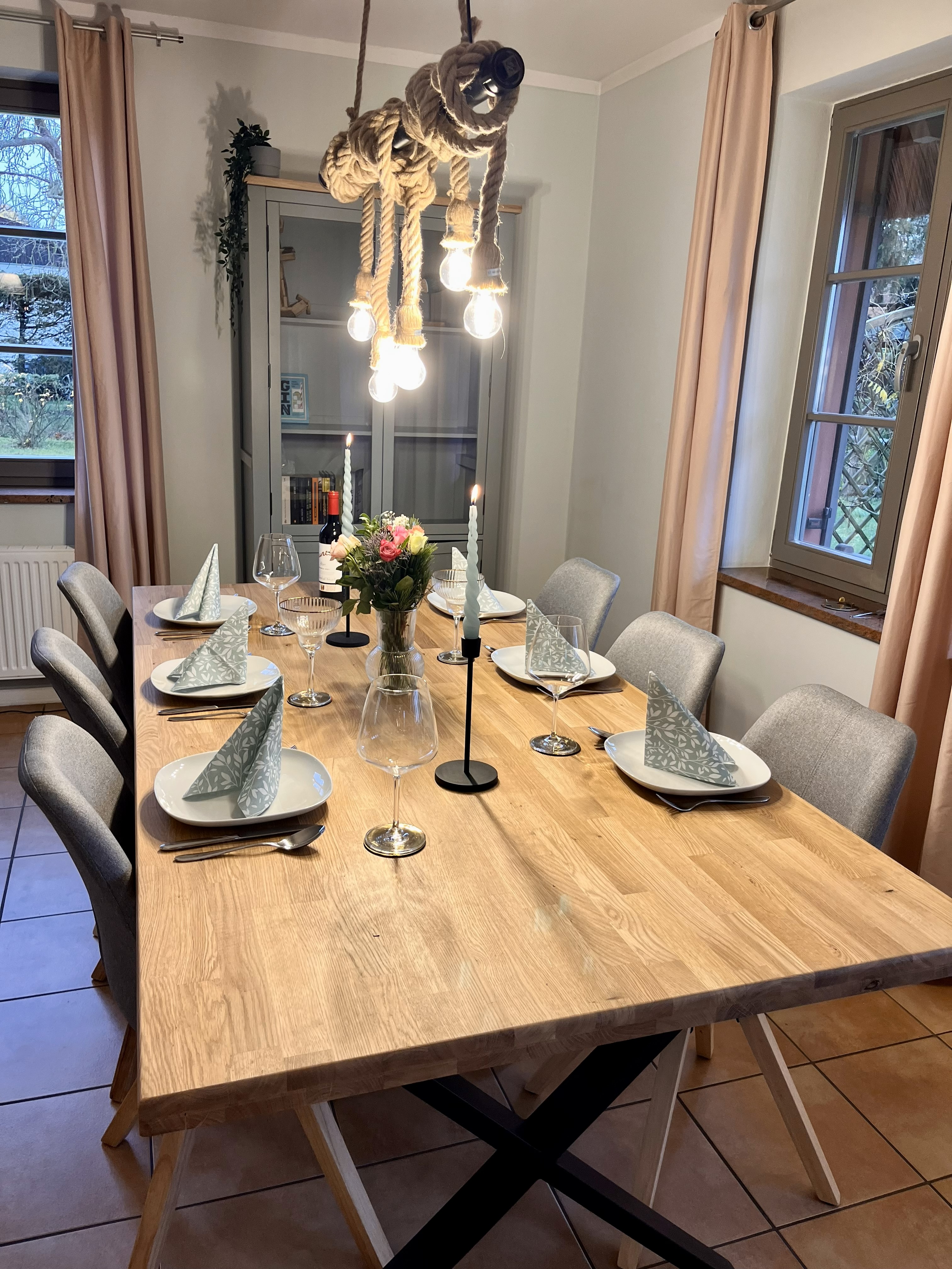 Hier ist unsere Essecke im Ferienhaus Feldlerche auf Usedom am Stettiner Haff an der Ostsee abgebildet. Sie hat einen großen Esstisch und 6 Stühle für gemütliche Essen in der Familie