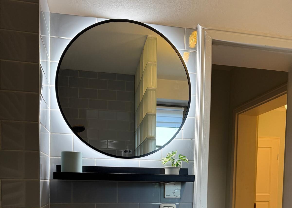 XJYH1325 Hier ist der Spiegel und das Waschbecken im unteren Bad im Ferienhauses Feldlerche auf Usedom an der Ostsee zu sehen