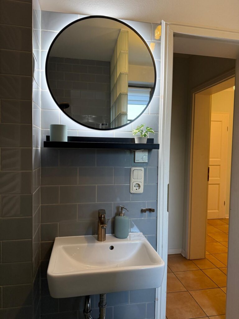 Hier ist ein Teil des unteren Bades in unserem Ferienhaus Feldlerche auf Usedom am Stettiner Haff an der Ostsee abgebildet. Das Haus hat 2 Badezimmer.