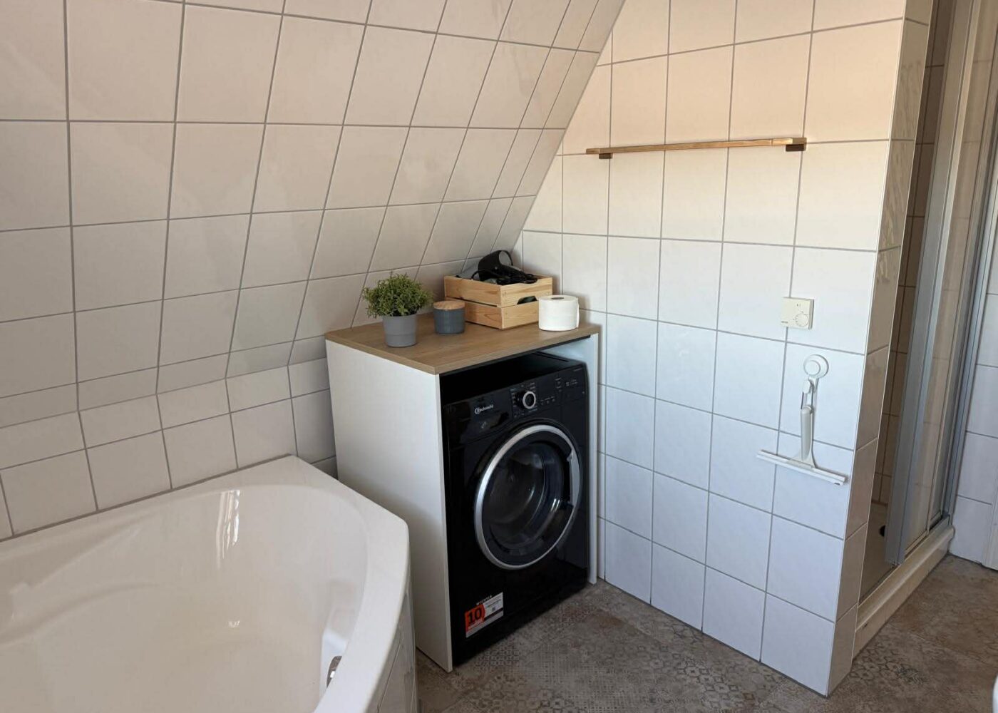 4502b8e5-8691-4faf-9a69-3ac62047533a Hier ist die Duscharmatur im unteren Bad im Ferienhaus Feldlerche auf Usedom an der Ostsee zu sehen