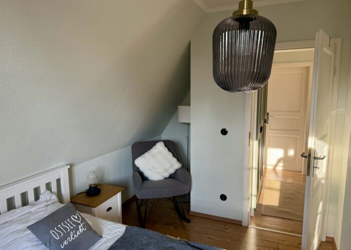 64a90b60-919f-459f-b086-e99878450d98 Hier ist ein Sesselschaukelstuhl eines Schlafzimmers im Ferienhauses Feldlerche auf Usedom an der Ostsee zu sehen