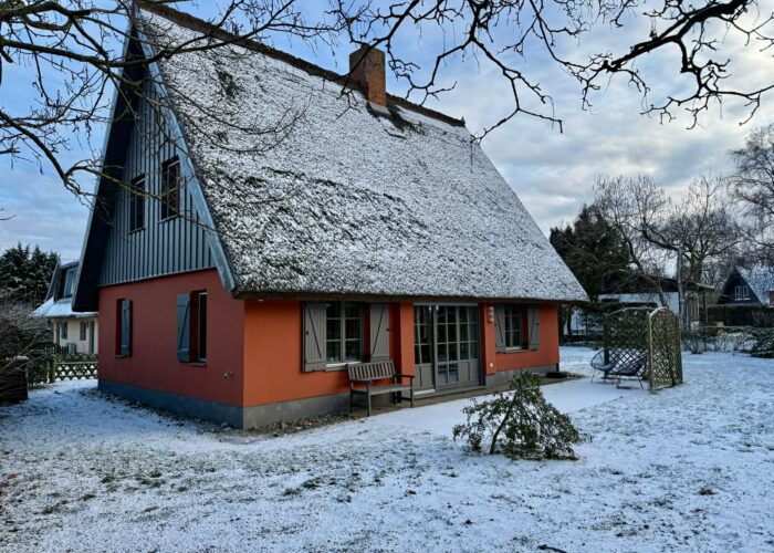 8c10571b-a595-40ab-9d63-81a755fcf7db Hier ist das Ferienhaus mit Garten im Winter zu sehen mit Zaun, gut für Hunde.