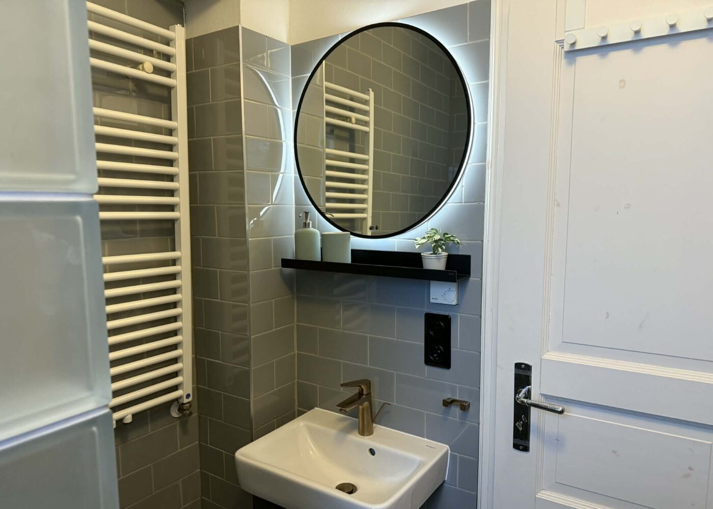 a6fd30f3-3358-44bb-8c29-066b958dea3e Hier ist der Spiegel und das Waschbecken im unteren Bad im Ferienhauses Feldlerche auf Usedom an der Ostsee zu sehen