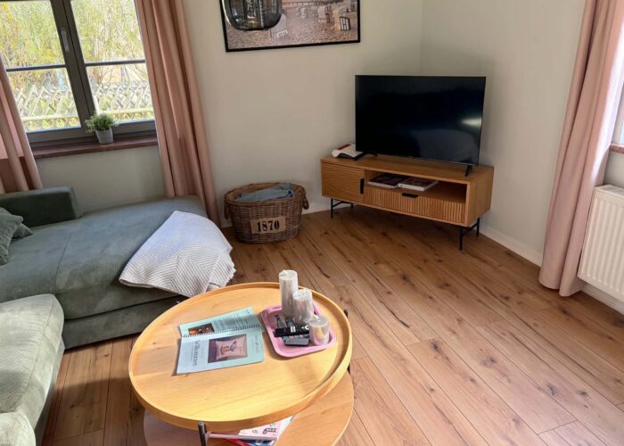 5856d62f-d1ed-4cfe-b281-5b767b5a0f2e Hier ist die TV-Ecke im Wohnbereich im Ferienhauses Feldlerche auf Usedom an der Ostsee zu sehen